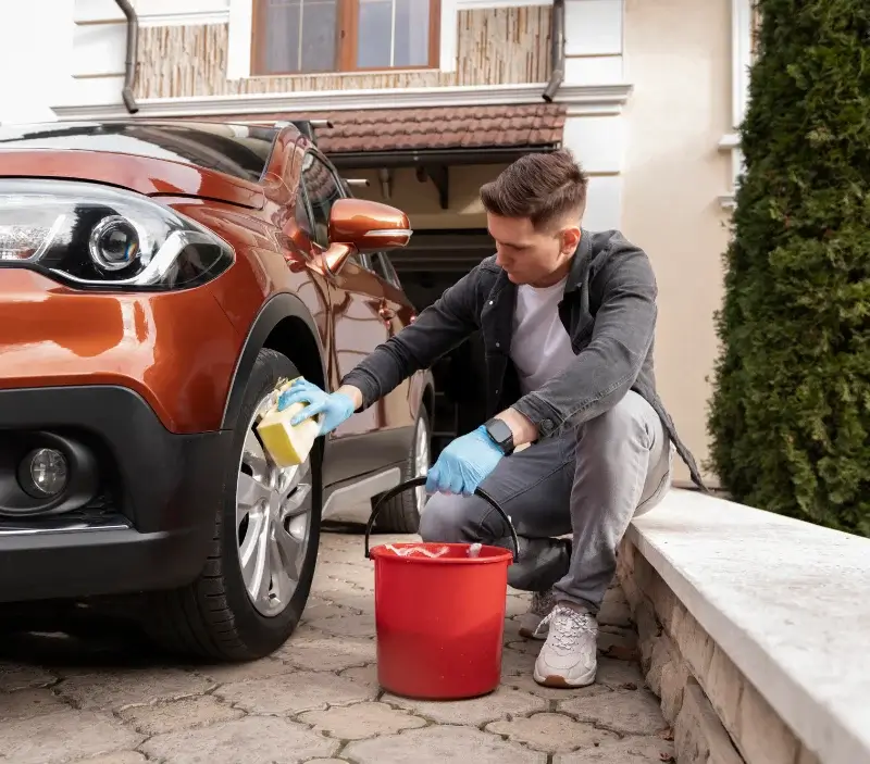 Lavage auto à domicile Muides-sur-Loire : professionnel intervenant sur un véhicule